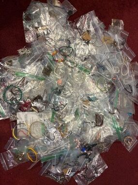 240 piece lot of assorted jewelry/crafts